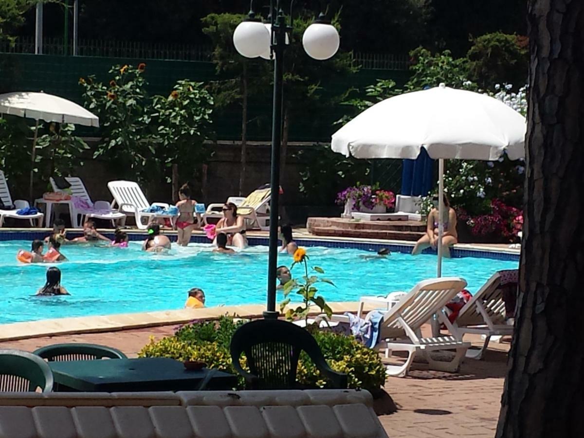 Thaire Resort Castel Volturno Exteriör bild