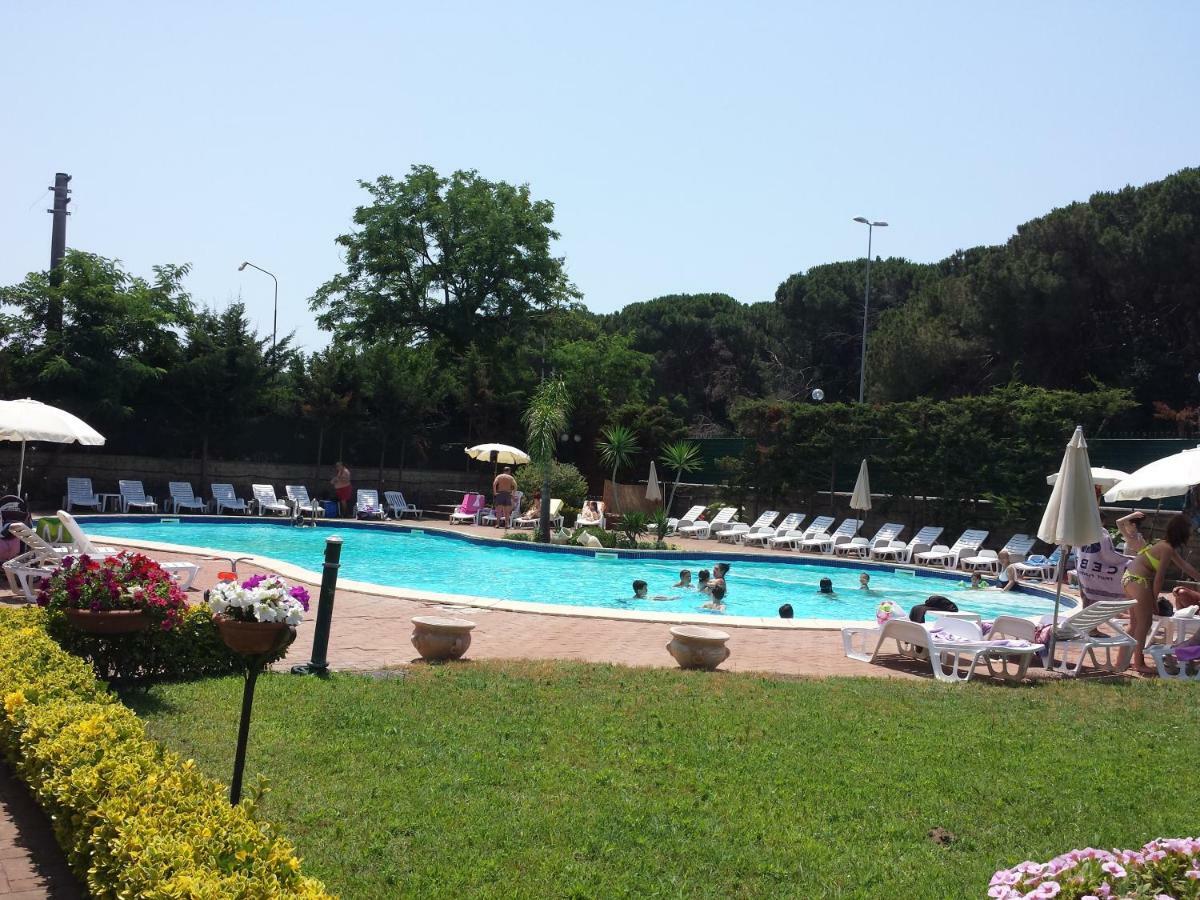 Thaire Resort Castel Volturno Exteriör bild